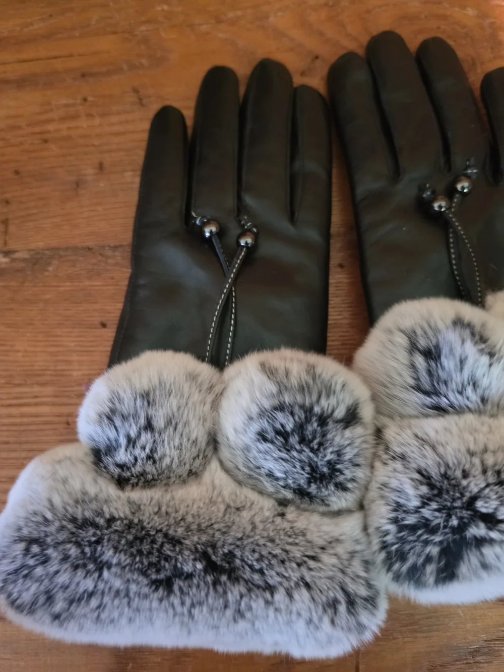 VIKIDEEr Black Leather Gloves with White-Gray Fur Cuffs